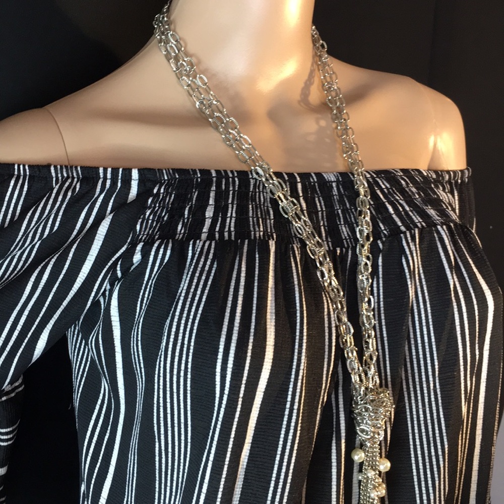 SOLD!♥️🌟NEW!! Size M | Sassy Off-The-Shoulder Top - Picture 6 of 7